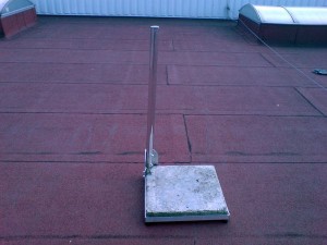 Nietypowy montaż anteny satelitarnej w Będzinie. Stojak antenowy z płytą chodnikowa jako dociążenie