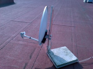 Nietypowy montaż anteny satelitarnej w Będzinie. Stojak antenowy z zamontowaną anteną
