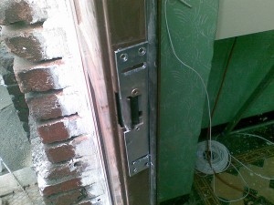 drzwi z zamontowanym elektrozaczepem