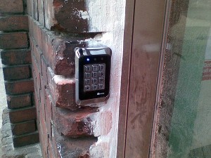 zamontowany zamek kodowy