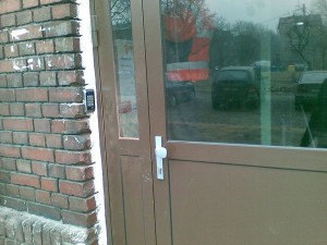 drzwi z zamkiem kodowym