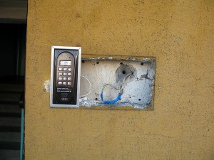 Wymiana domofonu analogowego na cyfrowy montaż kasety domofonu ACO CDN